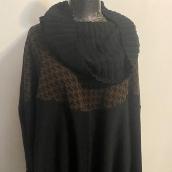 Nina Leonard Sweaters - Lennie for Nina Leonard Black/Brown Houndstooth bodice cowl neck poncho, size 5X